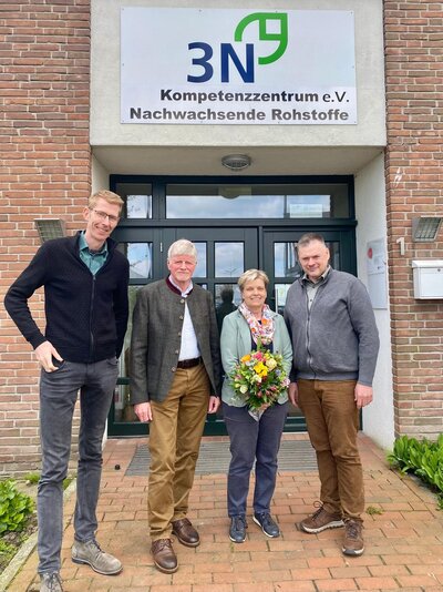 Dr. Jan Köbbing (l.), Johann Högemann (2 v.l.) und der Stellv. LJN-Präsident Josef Schröer (r.) dankten Dr. Marie-Luise Rottmann-Meyer für ihren unermüdlichen Einsatz und die hervorragende Zusammenarbeit.